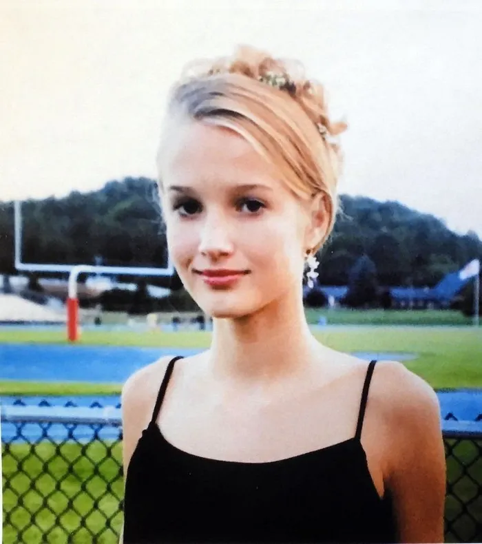 sapigin-en-yakiniydi-prens-andrewdan-gece-yarisi-kacis-epstein-dosyalarinda-kan-donduran-yeni-ayrintilar-1770185719360.jpg ABD’de hapishanede intihar eden sapık finansçı Jeffrey Epstein’e “küçük kızları” bulmakla suçlanan Ghislaine Maxwell mahkemeye çıktı. İfade veren Jane Doe adlı mağdur kadın, Epstein’ın kendisini öğrencilere burs veren bir zengin olarak tanıttığını kaydetti. 1994 yılında 14 yaşındayken zorla cinsel ilişkiye girdiğini bildirdi. Florida’daki malikanede, Epstein ve Maxwell ile grup seks yapmak zorunda kaldığını ağlayarak anlattı. Ghislaine Maxwell, hakim karşısına çıktı. Kurbanlardan Jane Doe, 14 yaşındayken, ikilinin tecavüzüne uğradığını açıkladı. (Arşiv)