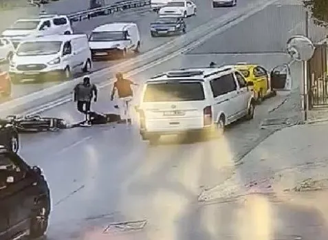 istanbulda-kaza-sonrasi-taksiciye-saldiri-o-anlar-kamerada-1663325660355.jpg