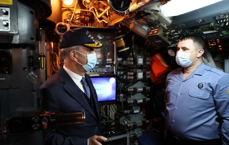 Milli Savunma Bakanı Hulusi Akar’dan TCG Gür denizaltısına sürpriz ziyaret