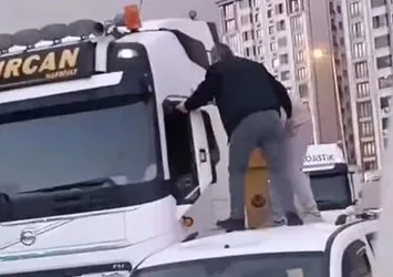 Trafikte dehşet dolu anlar! Aracın tavanına çıkıp saldırdılar