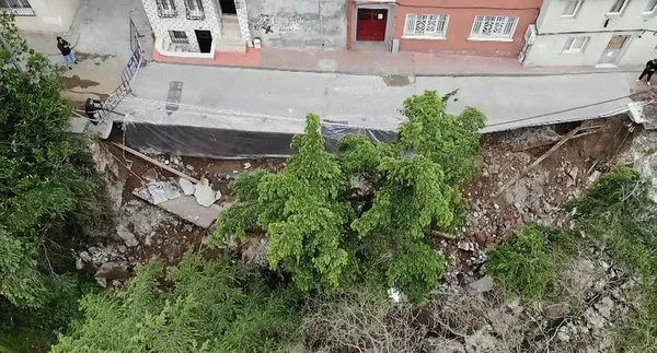 1683279314463.jpeg İstanbul'da facianın eşiğinden dönüldü! İstinat duvarı okul bahçesine yıkıldı - 1