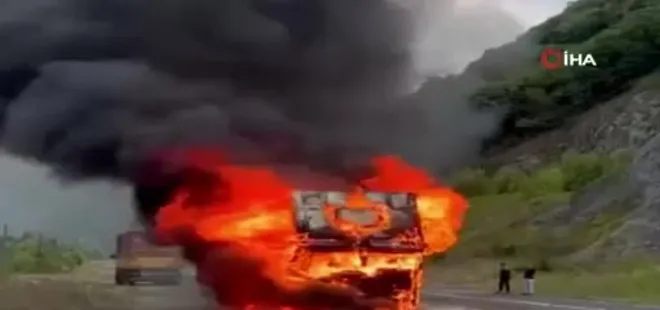 Seyir halindeki tır alev alev yandı