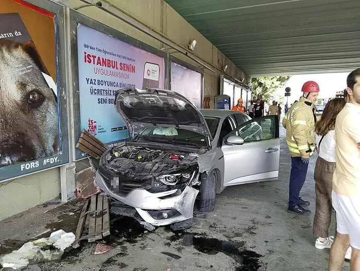 1720340875299.jpeg Pendik'te zincirleme kaza! 3 araca çarptı durağa daldı: 1 yaralı - 2