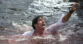 Sahili piranalar bastı!