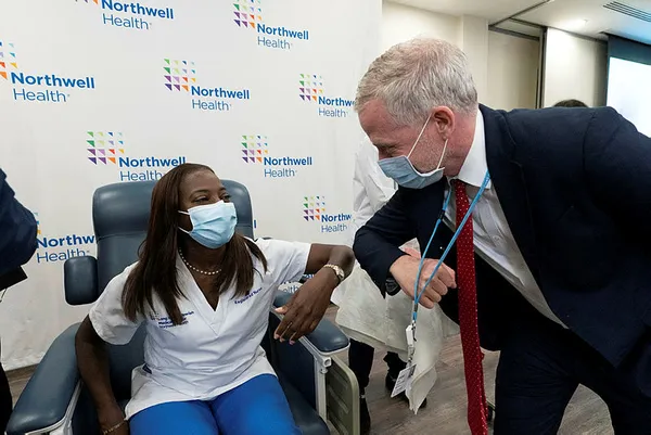 ABD’de ilk Pfizer-BioNTech Covid-19 aşısı siyahi hemşire Sandra Lindsay'e yapıldı - 4