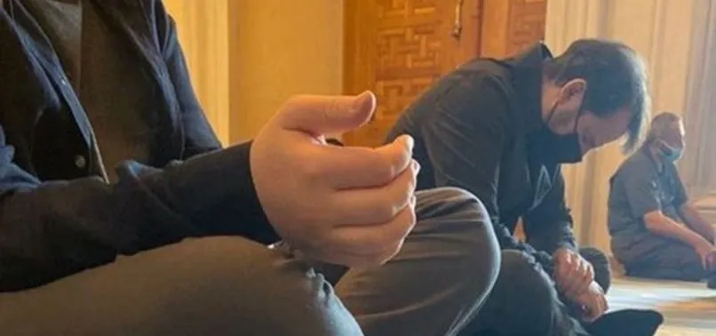 Eski Hazine ve Maliye Bakanı Berat Albayrak Cuma namazını Çamlıca Camii'nde kıldı