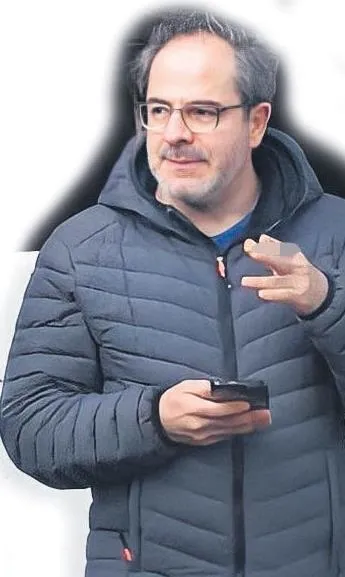 İhanetin sözcüsü Levent Kenez İsveç'teki ininde görüntülendi! Gündüzleri nadiren dışarı çıkan FETÖ'cü Kenez korkudan geceleri dolaşıyor - 7