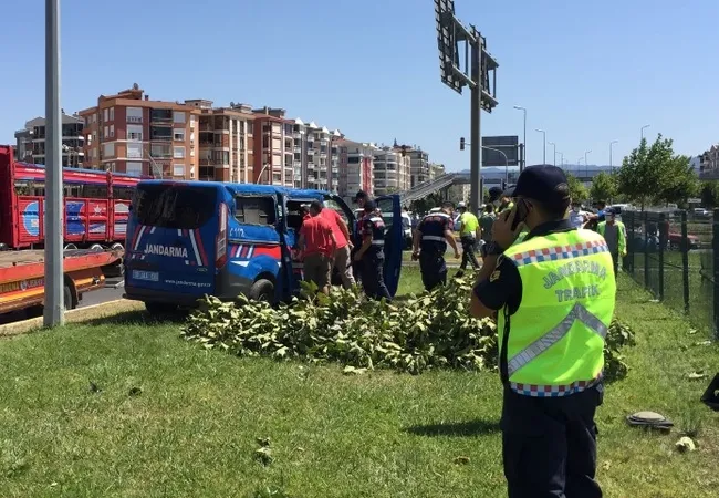 Balıkesir'de jandarma personelini taşıyan minibüs kaza yaptı! Yaralılar var - 4