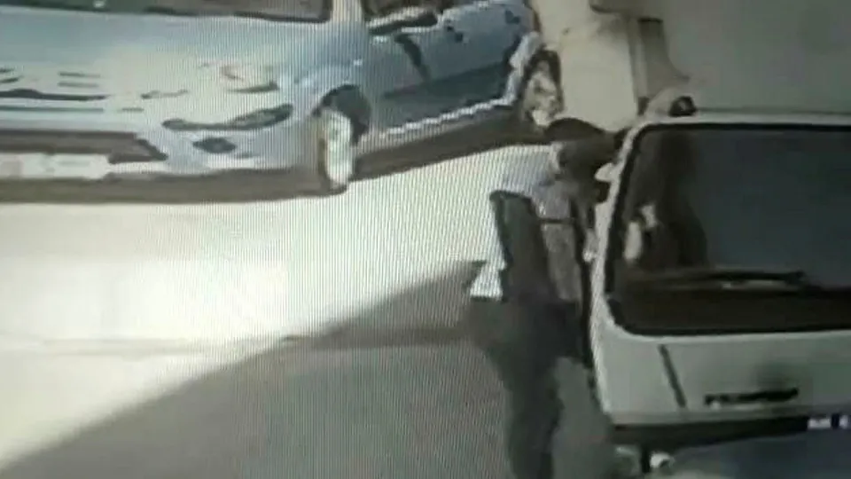 Maltepe’de pes dedirten görüntü! Gündüz vakti araca yaklaşıp... |Video