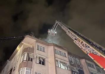 Üsküdar'da 5 katlı binanın çatı katında yangın