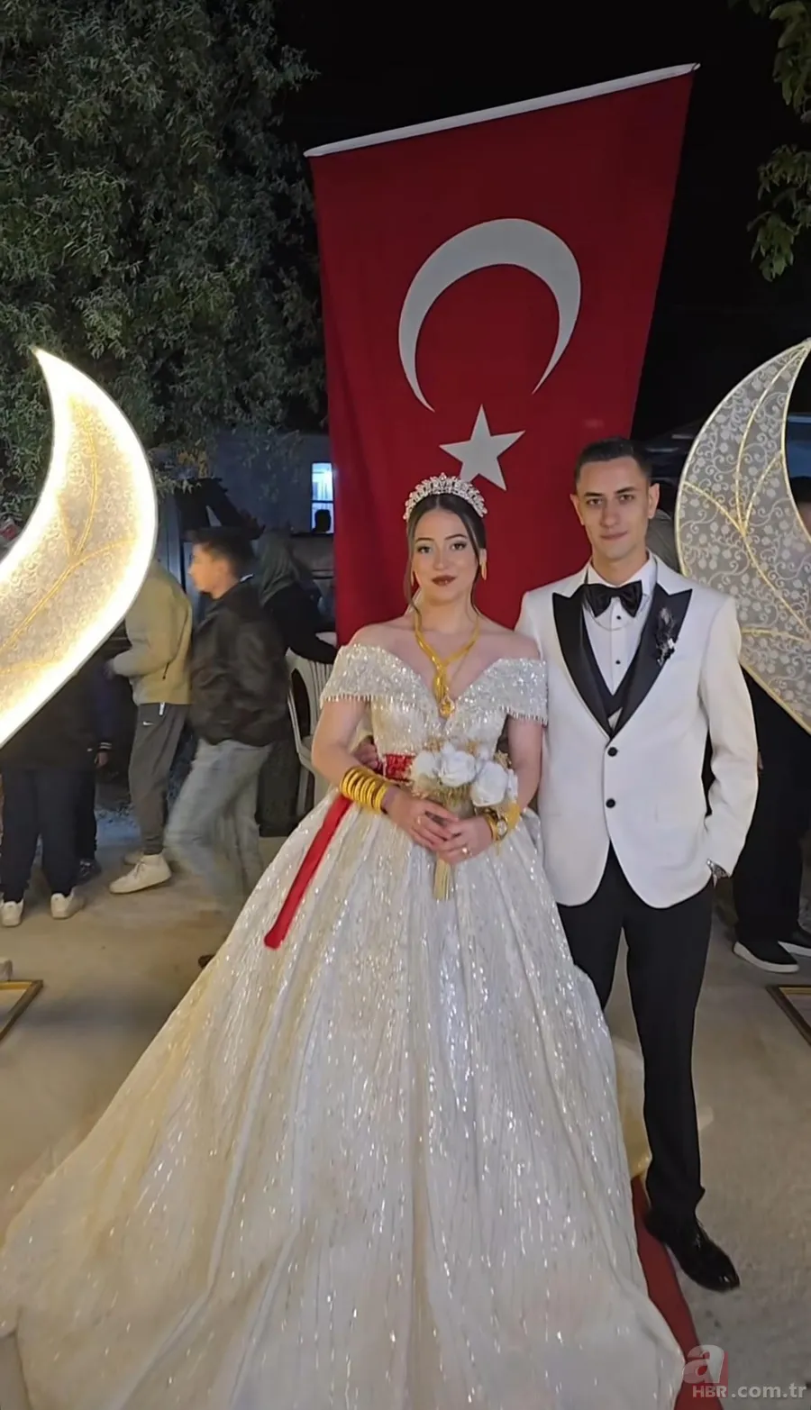 Düğünde takılanlar şoke etti! Damat çaresizce bekledi 1