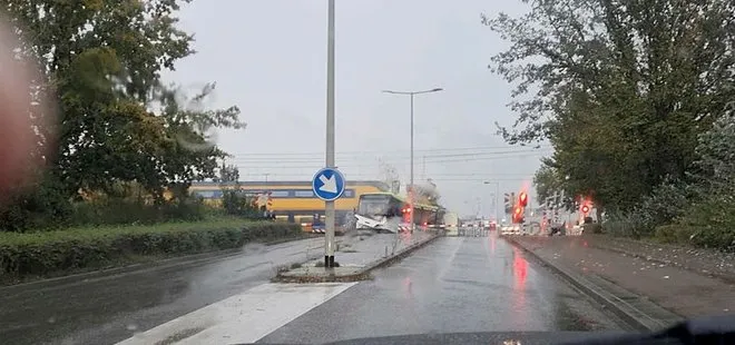 Hollanda’nın Bergen op Zoom bölgesinde korkunç kaza: Tren otobüsü böyle ikiye böldü