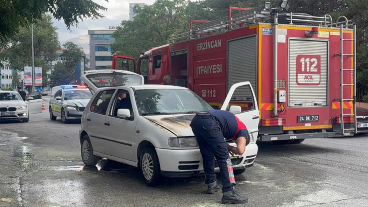 Erzincan'da seyir halindeki araç yandı