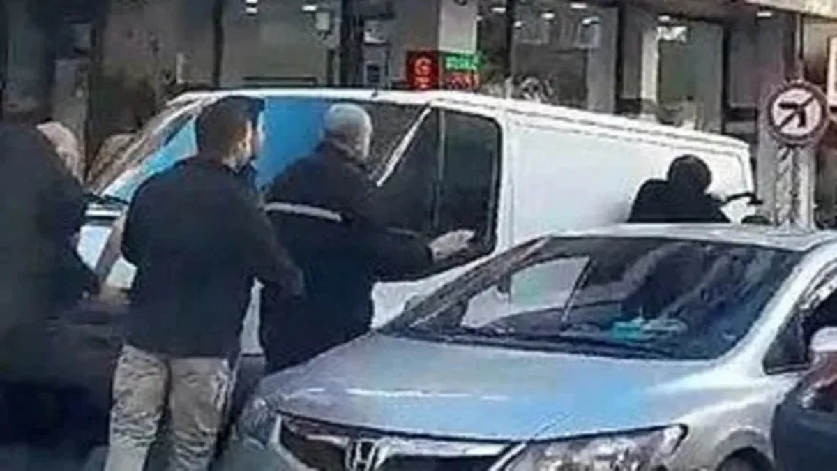 Dehşet veren anlar: Güngören'de iki araç sürücüsünün trafikteki "baltalı kavgası" kamerada