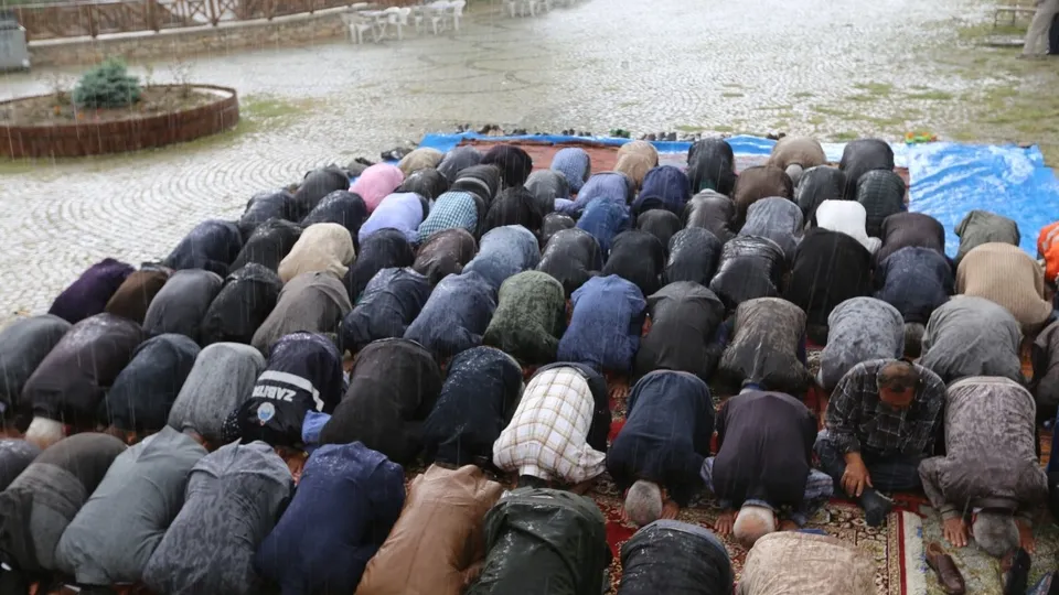 Duasını yaparken yağmura yakalandılar