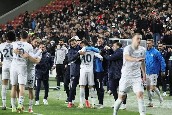 gaziantep-fk-3-fenerbahce-2-mac-sonucu-fenerbahce-antepte-agir-yarali-1639424384067.jpg Gaziantep FK: 3 - Fenerbahçe: 2 MAÇ SONUCU | Fenerbahçe Antep'te ağır yaralı