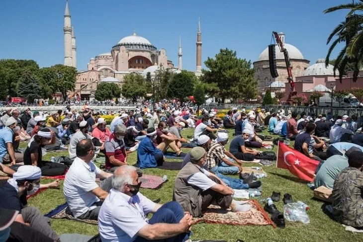 86 yıllık hasret bir cuma vakti vuslata erdi! Ayasofya Camii'nin ibadete açılışının yıl dönümü