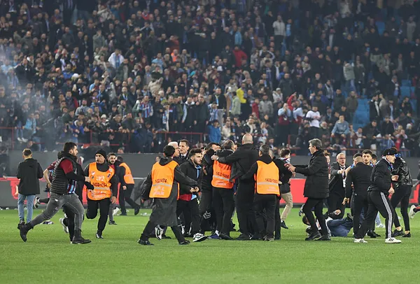 Trabzonspor-Fenerbahçe derbisinde çıkan olaylar nedeniyle çok sayıda kişi gözaltında! İçişleri Bakanı Yerlikaya duyurdu...