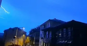 Bartın’da şimşekler geceyi aydınlattı