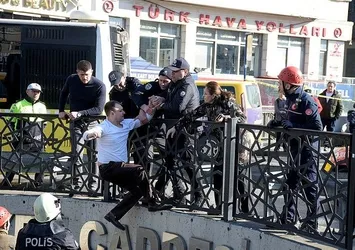 Taksim'de ilginç olay! Ukraynalı eski polisten "savaşı durdurun" sloganıyla intihar girişimi