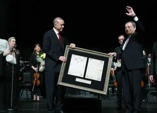 Başkan Erdoğan’dan İtalya Başbakanı Draghi’ye anlamlı hediye! İki lider İtalyan-Türk Dostluk Zirvesi özel konserini izledi