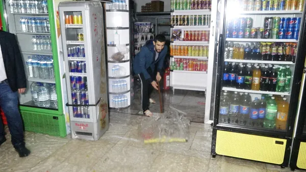 1607915291939.jpg Antalya'da sağanak nedeniyle birçok iş yerini su bastı - 5