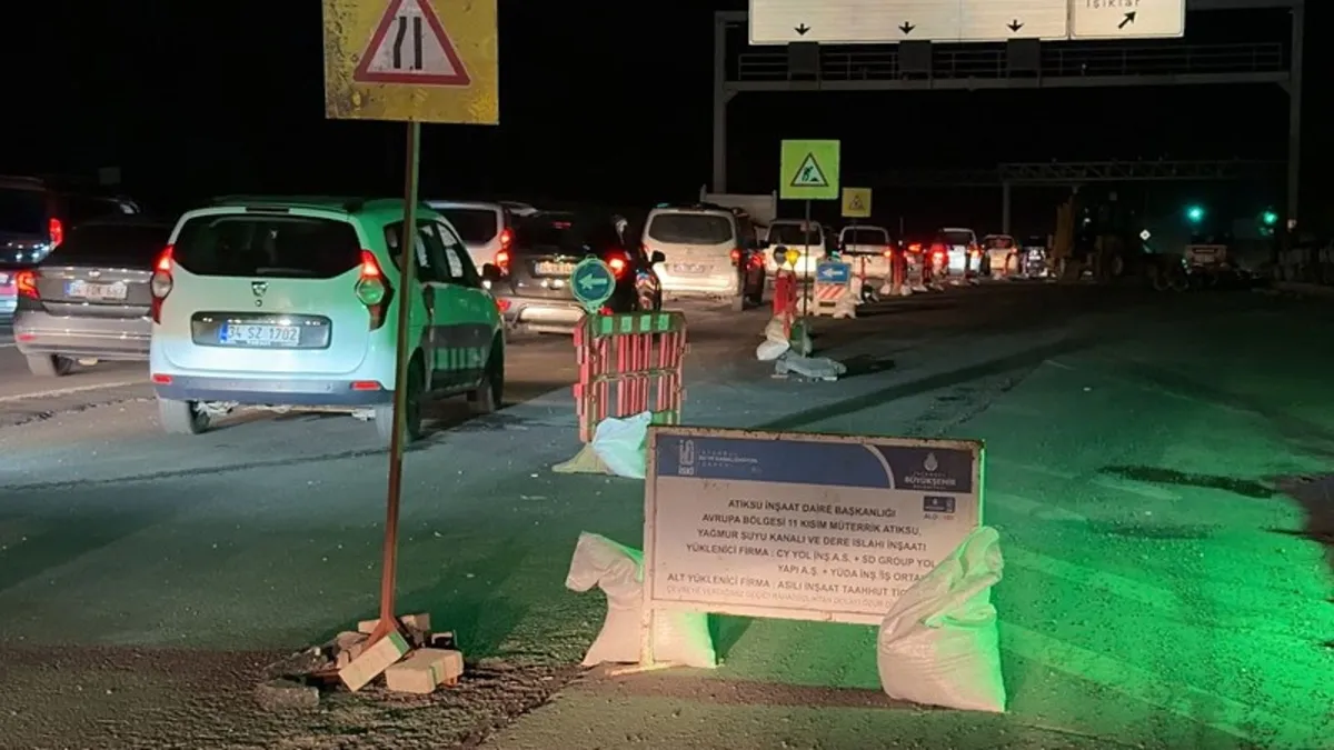 Arnavutköy'de İSKİ çilesi! Kilometrelerce trafik oluştu
