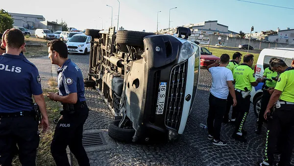 Bursa'da servis aracı devrildi: 8 kişi yaralandı - 1