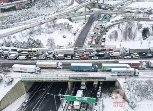İstanbullunun kabus gecesi! 15 saattir yolda kalan vatandaş: Su ve bisküvi ile duruyorum 14
