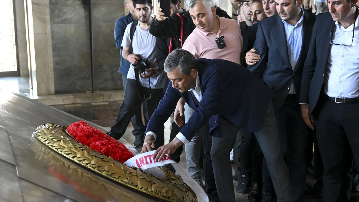 Özgür Özel'den Anıtkabir'de korsan çelenk girişimi: Mozoleye "Genel başkan" bandını takmaya çalıştı