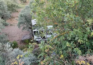 Bursa'da otomobil zeytin ağaçlarına çarptı! 1 ölü 3 yaralı