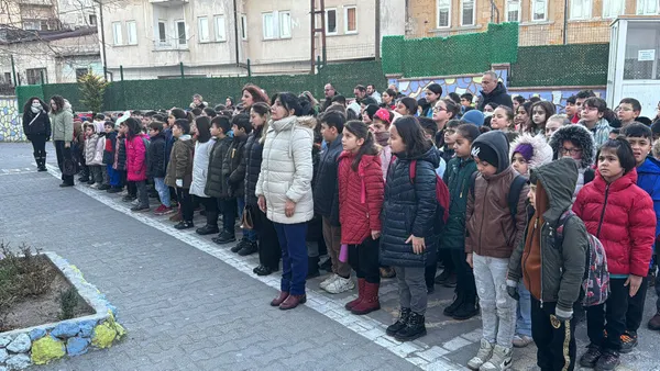 tum-okullarda-sehitlerimize-saygi-durusu-1705301093533.jpg Tüm okullarda şehitlerimize saygı duruşu! - 1