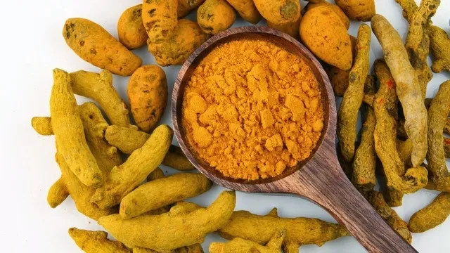 1714472196976.jpg Zerdeçalın içine bir çay kaşığı ekleyin o hastalıklara veda edin! - 2