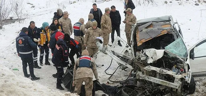 Erzincan’da feci kaza! Cezaevi aracıyla ticari araç çarpıştı! Ölü ve yaralılar var...