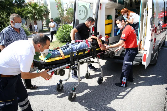 Adana’da YKS'ye gireceği okula yalnızca 200 metre kala kaza geçiren kardeşler sınava giremedi - 3