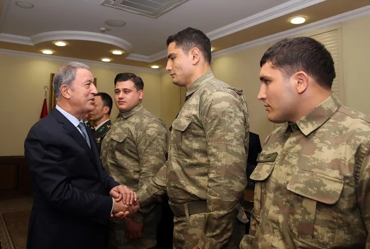Bakan Akar, madalya kazanan güreşçileri kabul etti - 1