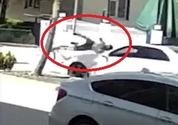 Bisikletiyle karşıya geçmek isteyen çocuk arabanın altında kaldı