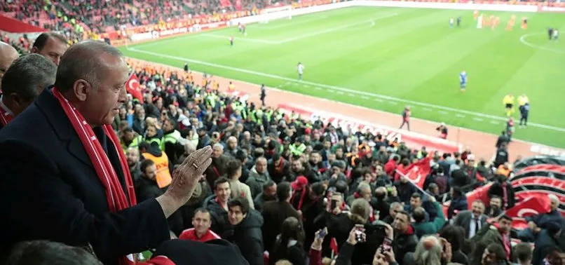 Başkan Erdoğan Eskişehir'de taraftarların ricasını kırmadı