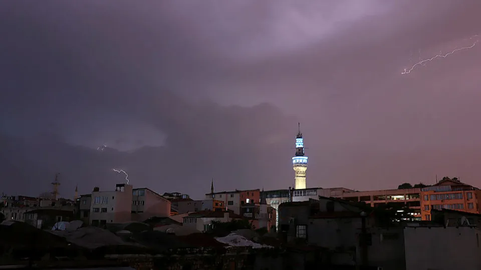 İstanbul semalarında şimşek fırtınası!