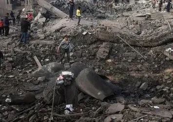 Katil İsrail Gazze'de aracı hedef aldı!