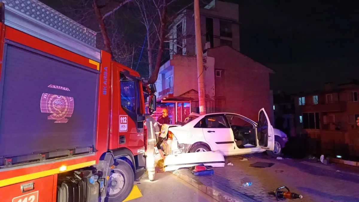 Bursa'da korkunç kaza! Kontrolden çıkan otomobil korkuluklarda asılı kaldı