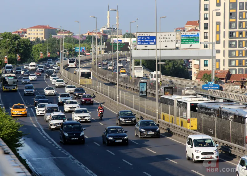 İstanbul'da toplu ulaşımda yeni dönem başladı! Sosyal mesafe kuralı hiçe sayıldı 12