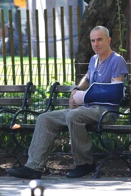 Parkta tek başına görenler şaşırdı