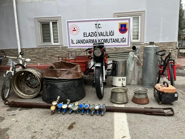 elazigda-hirsizlar-koyu-soydular-500-bin-tllik-zarar-1668950779699.jpg Elazığ’da hırsızlar köyü soydular! Jandarma vatandaşların çalınan eşyalarını teslim etti - 8