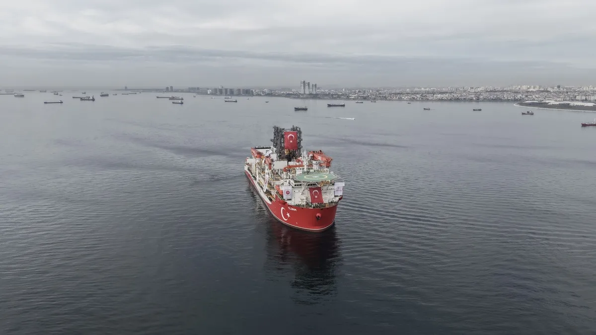 Yıldırım Sondaj Gemisi Karadeniz yolcusu! İstanbul Boğazı’nda dev geçiş