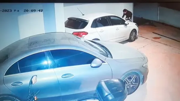 istanbulda-mide-bulandiran-olay-diskilarini-otomobillere-surduler-1702548368038.jpg İstanbul'da mide bulandıran olay! Dışkılarını otomobillere sürdüler - 1
