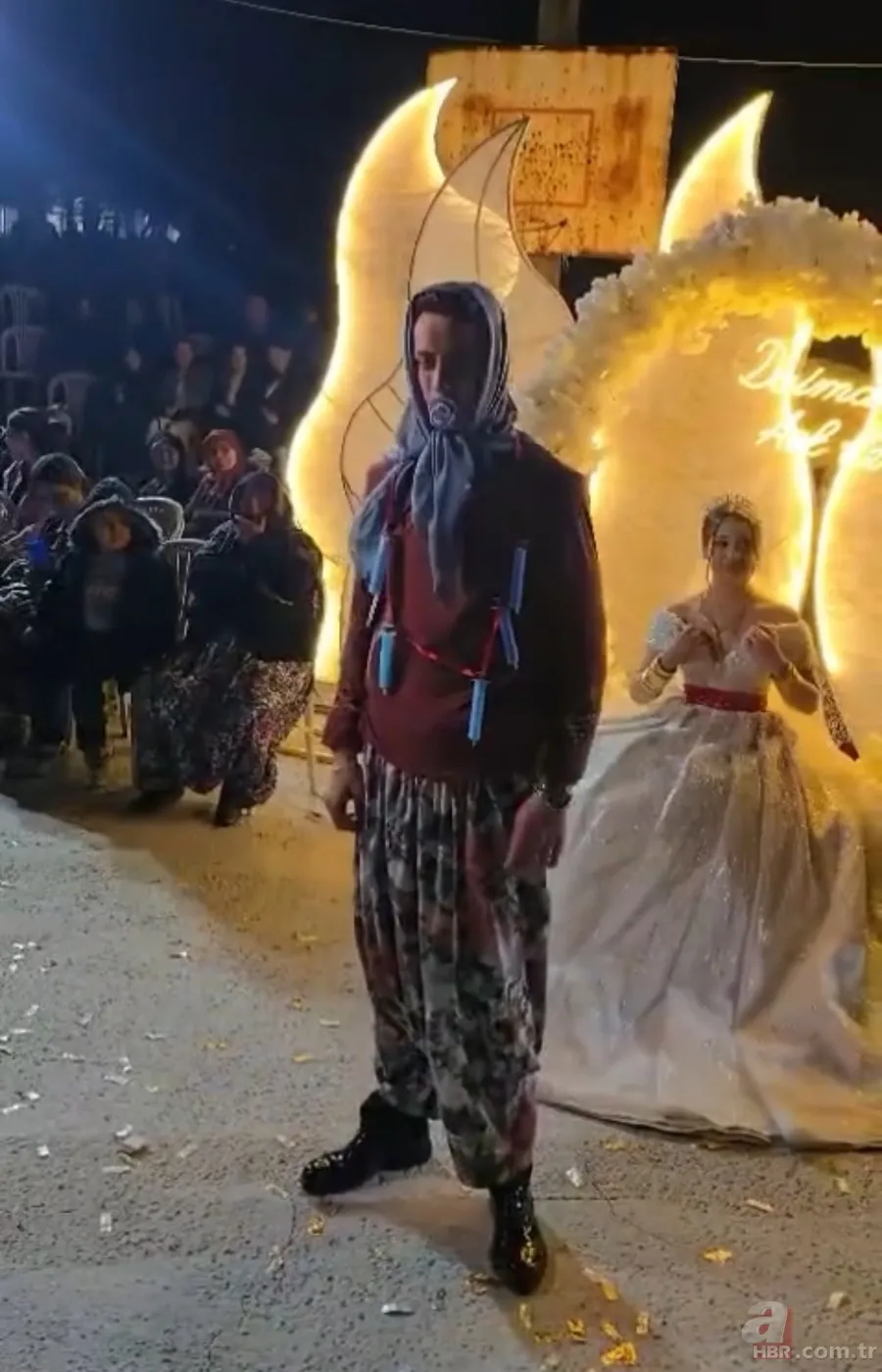 Düğünde takılanlar şoke etti! Damat çaresizce bekledi 7