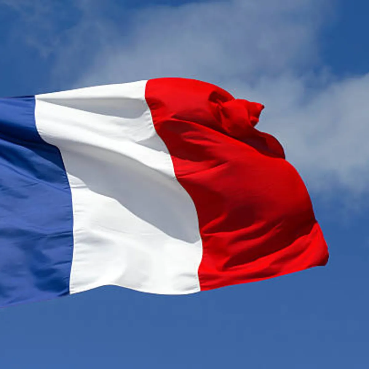 Fransa'da yerel seçimlerin ilk turunda oy verme işlemi başladı