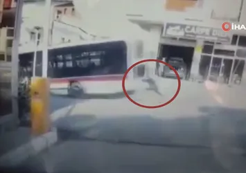 Eliyle otobüsü durdurmaya çalıştı! Faciadan kıl payı dönüldü