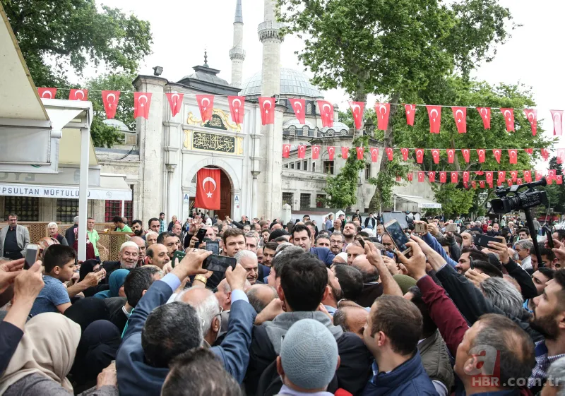 Eyüp'te cuma namazını kılan Binali Yıldırım'a yoğun ilgi 1